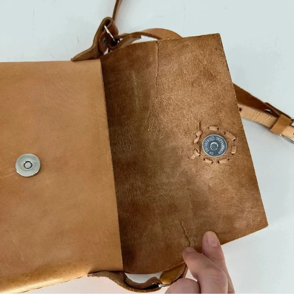 Handmade hard leather envelope case crossbody with magnetic closure - Picture 5 of 9